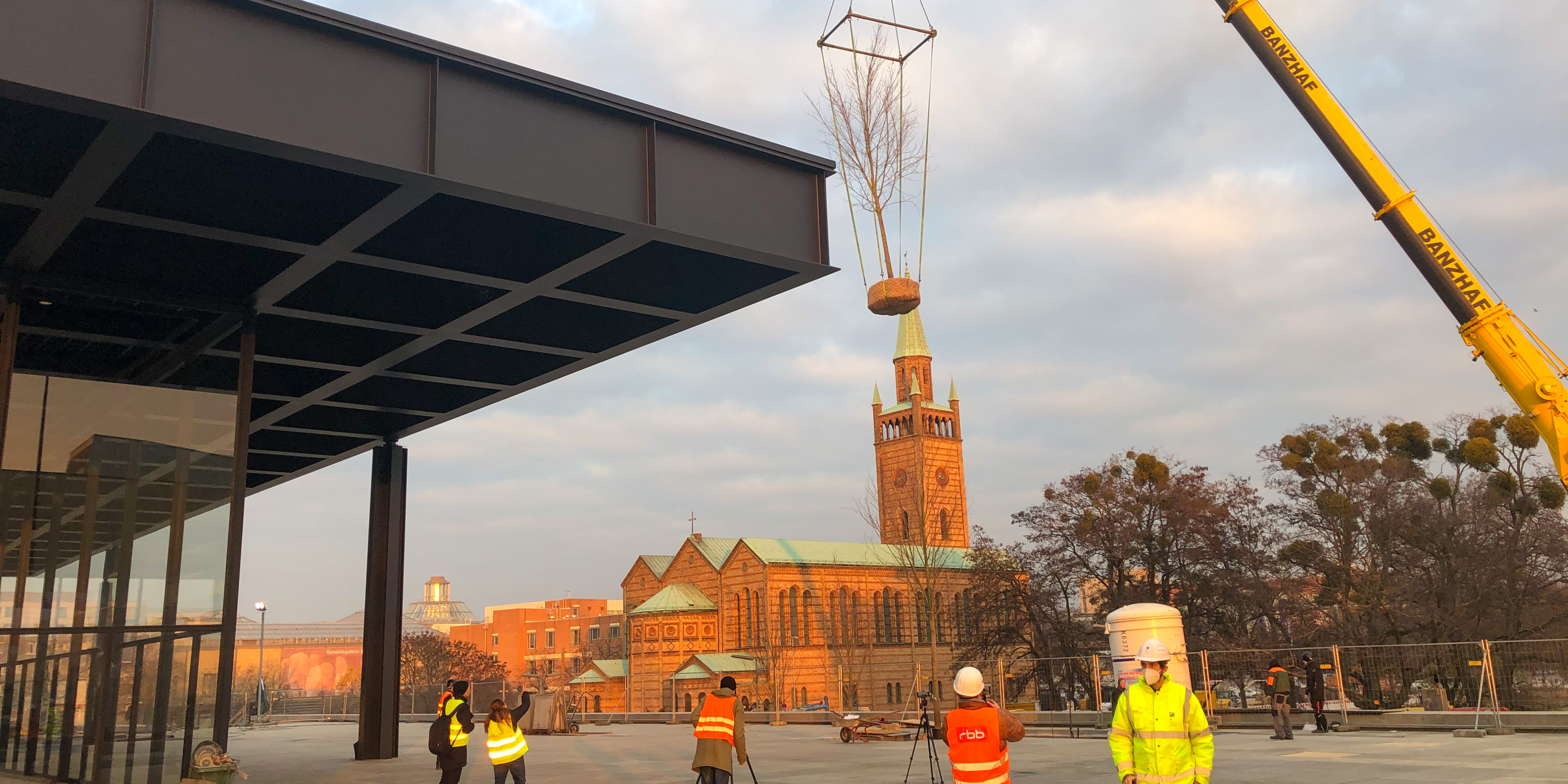 Großbaumpflanzung Neue Nationalgalerie